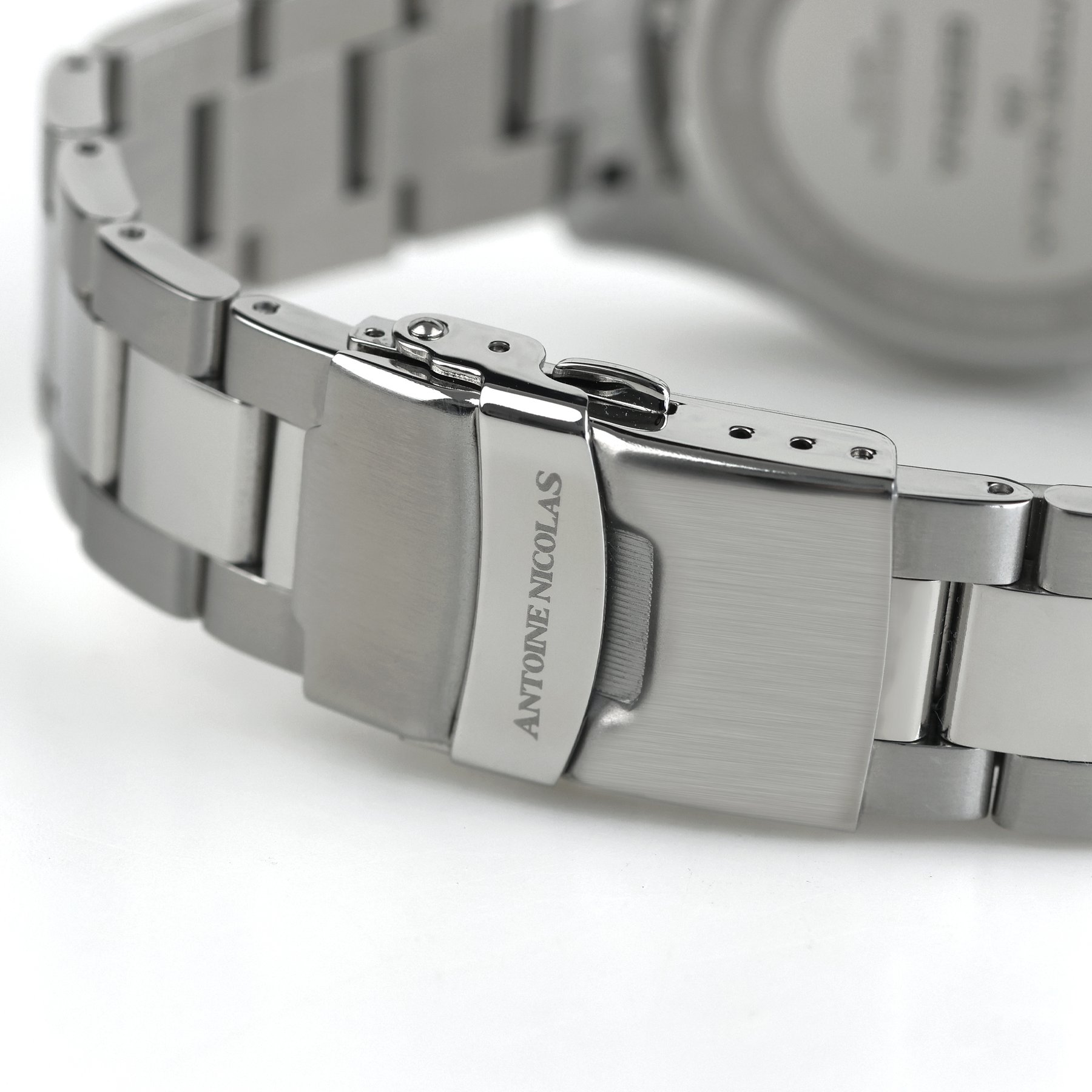 watchAntoineNicolasBerna (6) | La Grande Braderie Online | La Grande Braderie : Explorez nos articles de luxe de seconde main et découvrez nos articles de luxe d’occasion puis bénéficiez de nos offres spéciales sur articles de luxe ou dénichez l’article de luxe en promotion fait pour vous sur lagrandebraderie.online